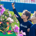 Estudantes do Colégios Maristas em área externa para participar de aula sobre educação ambiental.
