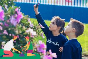 Estudantes do Colégios Maristas em área externa para participar de aula sobre educação ambiental.