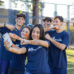 Estudantes Maristas fazendo selfie mostrando que passaram em concurso para estudar no exterior.