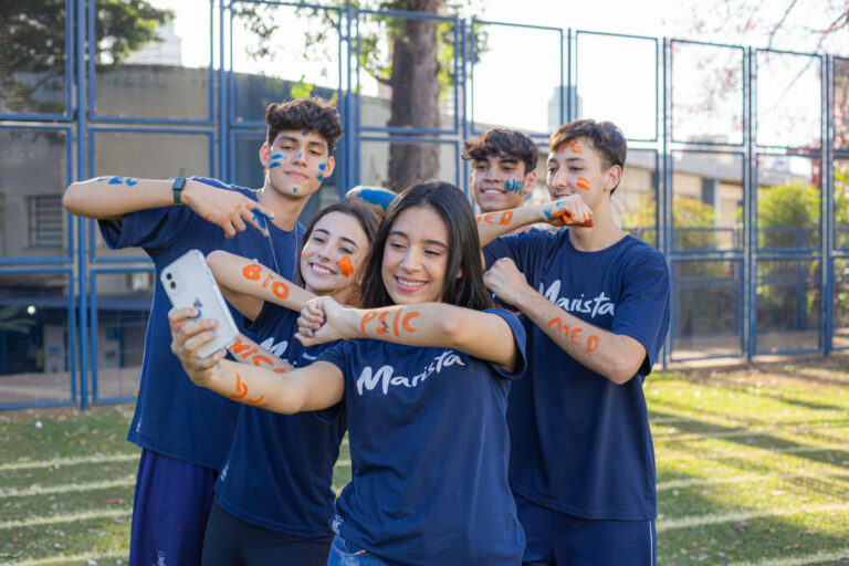 Estudantes Maristas fazendo selfie mostrando que passaram em concurso para estudar no exterior.