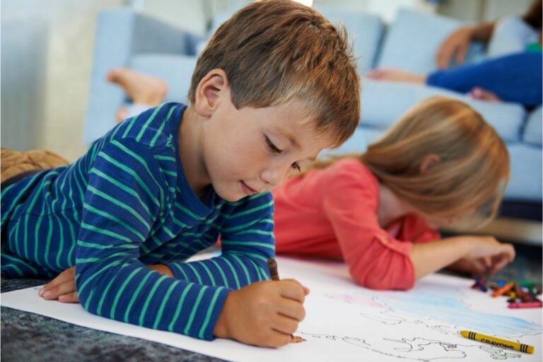Aprender brincando: Imagem tem um menino loiro com uma blusa azul e em segundo plano uma menina loira de blusa rosa