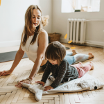 Mãe e filho fazendo atividades físicas