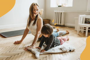 Mãe e filho fazendo atividades físicas