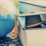 Globo mundial ao lado de livro para representar cidadania global