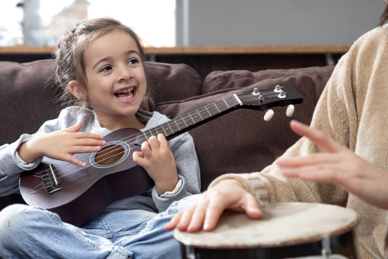 Criança feliz demonstrando os benefícios da música para a aprendizagem infantil