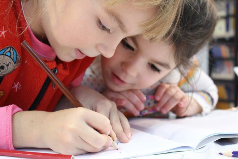 Imagem: Duas meninas escrevendo