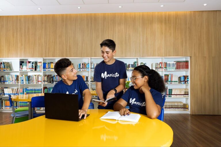 Como equilibrar inovação tecnológica e humanização na sala de aula?